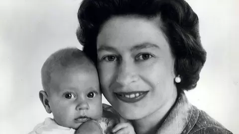 De ce Regina Elisabeta a fost forțată să nu-l mai alăpteze pe Prințul Charles în 1949?
