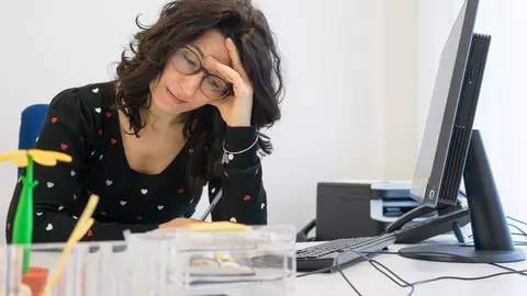 Sindromul BURNOUT, pericolul "muncitului de-acasă"