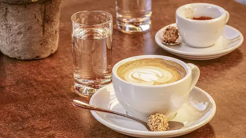 (P) Când se bea apă: înainte sau după cafeaua preparată la un espressor profesional?