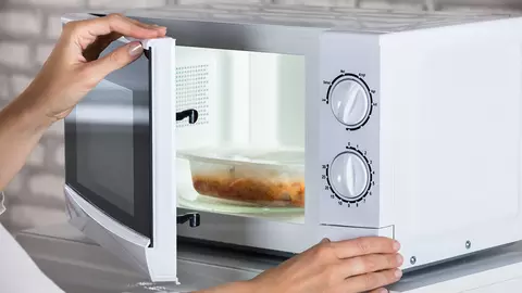 Recipiente și alimente interzise în cuptorul cu microunde