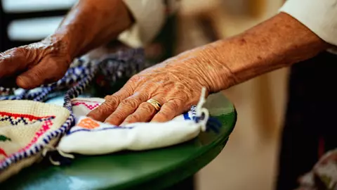 Cum să îți răsfeți bunica de 8 martie: cele mai inspirate cadouri