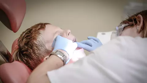(P) Dinții la copii: Cum se pot corecta anomaliile dentare la cei mici?