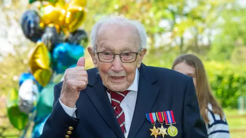 Căpitanul Sir Tom Moore, testat pozitiv cu Covid-19 se află în spital