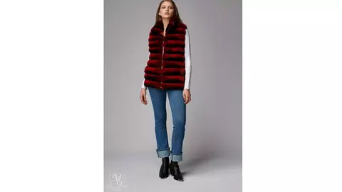 (P) Cum recomandă specialiștii să porți vestă de blană: top 3 combinații care te vor scoate din anonimat