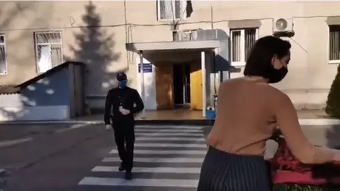 O femeie a protestat dezbrăcată în fața sediului Poliției de Frontieră. Care a fost motivul dureros pentru care a făcut acest gest