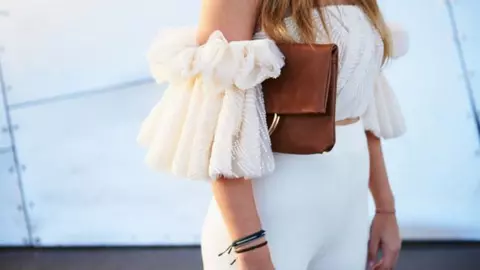 (P) Bluze feminine: 7 trend-uri pe care să NU le ratezi în acest sezon!