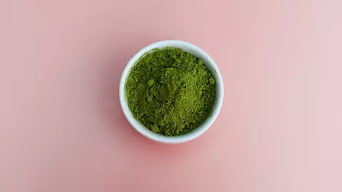 Matcha, deși iubită de mulți, nu e pentru toată lumea. Cine sunt persoanele care ar trebui să evite această băutură virală