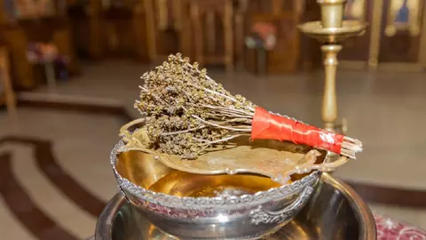 Izvorul Tămăduirii - tradiţii şi superstiţii. Ce este de fapt „apa vindecătoare”?