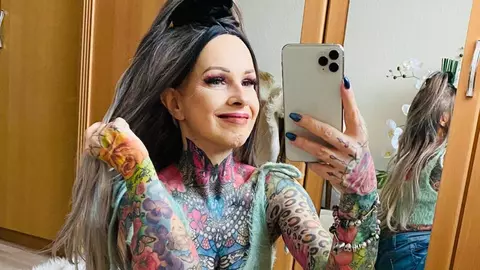 A cheltuit 30.000 de euro pentru a-și acoperi corpul cu tatuaje. Cum