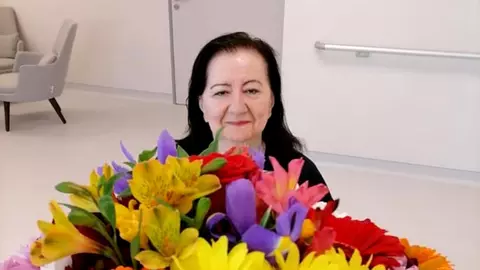 Cum a fost surprinsă Mioara Roman acum, în centrul de recuperare. Are 81 de ani