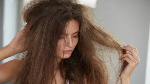 (P) 4 semne că părul tău are nevoie de un tratament