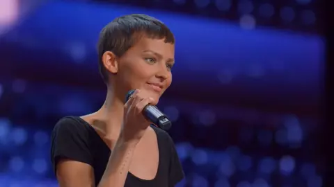 Cine e tânăra bolnavă de cancer care a primit Golden Buzz la „America’s Got Talent”. Are 30 de ani