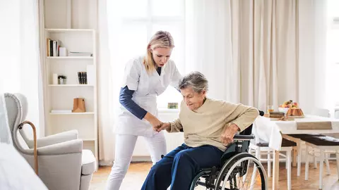 Îngrijirea seniorilor în centre specializate vs. acasă: tot ce trebuie să știi pentru a face alegerea potrivită