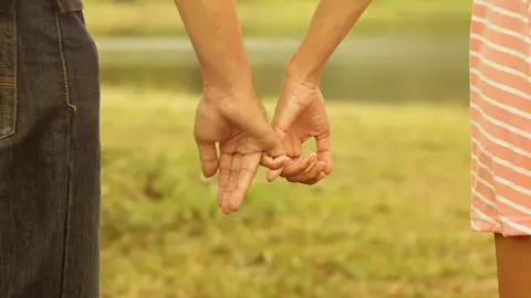 Și tu confunzi atașamentul cu iubirea? Iată semnele: