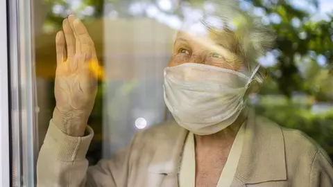 Femeie infectată simultan cu două tulpini de Covid