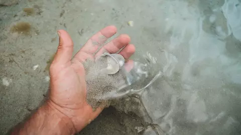 Nisipul de pe plajă ne poate îmbolnăvi. Vezi ce boli poți lua din nisip sau din apa mării