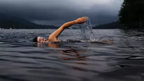 (P) 10 beneficii ascunse ale înotului