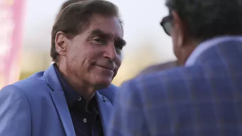 Cum arată Petre Roman la 75 de ani! Are părul vopsit și poartă haine elegante