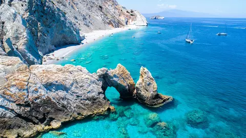 (P) După două luni de operare a curselor charter, AeroVacanțe confirmă:  Și în 2021, insula Skiathos din Grecia  este o destinație sigură pentru vacanță de vară!