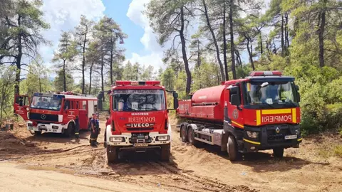 Pompierii români, copleșiți de emoție când un copil grec a venit la ei: „Nu ne așteptam la așa o mare recunoștință”