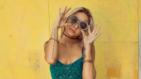 (P) Cum poți asorta brățările de aur la ținute casual