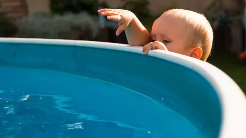 Imagini care vă pot afecta emoțional: atenție la copii când vă aflați lângă o piscină
