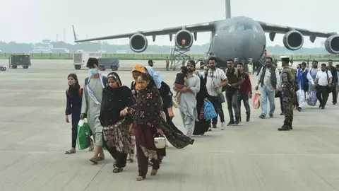 Bebeluș afgan născut după ce mama a intrat în travaliu la bordul avionului forțelor aeriene americane