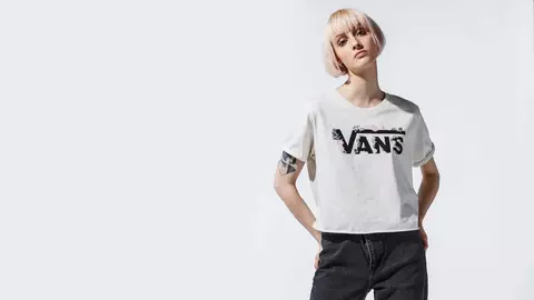 Ce sneakerși să porți cu blugi? Trendurile din vară 2021