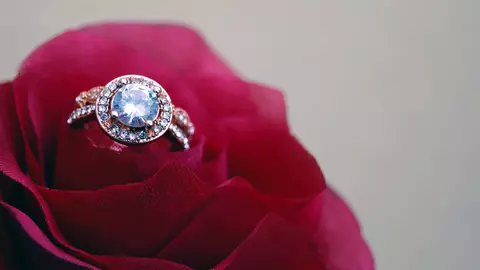 5 motive pentru care orice femeie va aprecia o bijuterie cu diamante