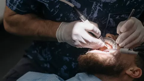 (P) Cu ce probleme dentare te poți confrunta în funcție de vârsta pe care o ai