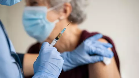 La un centru de vaccinare s-au aruncat sute de doze de vaccin