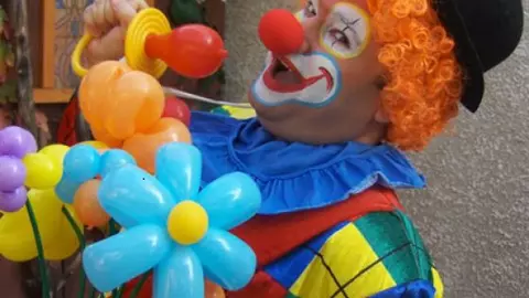 El e Florin, clovnul crescut în orfelinat, care face baloane copiilor apoi donează banii orfelinatului