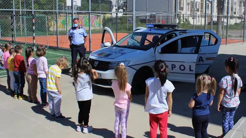 „Creștem în siguranță” copiii, cu povestiri audio polițiste și materiale didactice noi