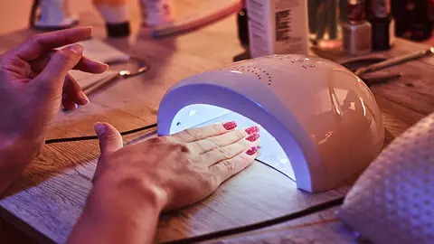 Lampa UV din saloanele de manichiură, pericol pentru sănătate?