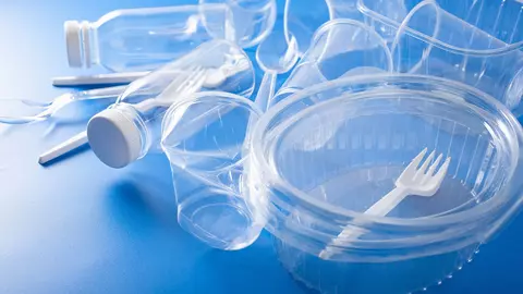 GATA CU PLASTICUL! Ce produse din plastic nu mai pot fi comercializate în România