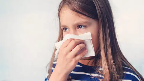 Clar, galben, verde: Ce înseamnă culoarea mucusului nazal?