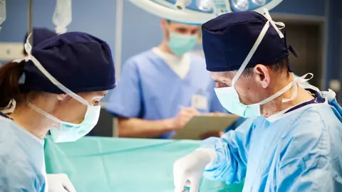 Experiment inedit: Chirurgii testează transplantul de rinichi de porc la un om
