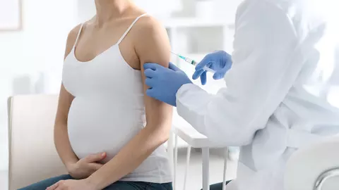 Vaccinarea în timpul sarcinii poate ajuta la transmiterea anticorpilor nou-născuților