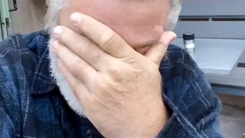 Alec Baldwin, de nerecunoscut. A fost văzut alături de familia sa în New England