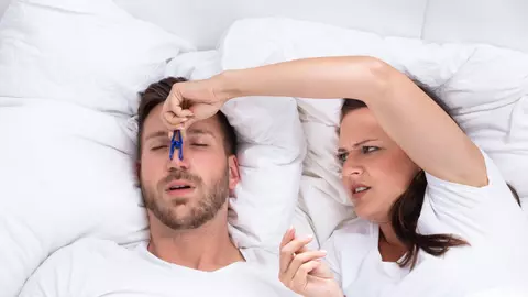 Sforăitul persistent poate ascunde o afecțiune gravă: semnele apneei de somn pe care nu trebuie să le ignori