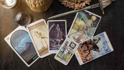Tarot: un joc de-a ghici viitorul? De-a înțelege prezentul? Ne oferă un sens existenței?