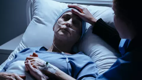 Cei ce au grijă de bolnavi de cancer vor putea cere anual un concediu plătit de 45 de zile