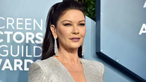 Catherine Zeta-Jones a ajuns în București pentru filmările serialului „Familia Addams”. Cum s-a filmat actrița în vârstă de 52 de ani