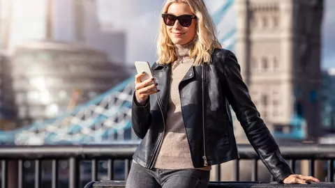 5 sfaturi pentru a-ți accesoriza perfect ținuta, de la pantofi la telefon