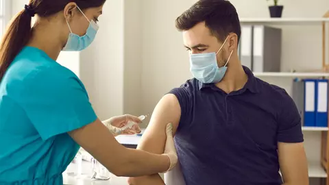 "Pot să beau alcool imediat după ce m-am vaccinat?"
