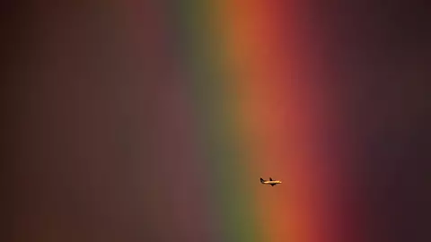 Ce se întâmplă dacă treci cu avionul printr-un curcubeu?
