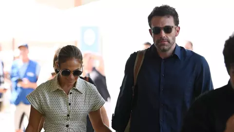 Ben Affleck și Jennifer Lopez, sărut pătimaș la aeroport
