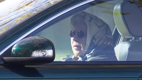 Regina Elisabeta a II-a, chiar și la 95 de ani, conduce bine. Ce mașină are moharhul?