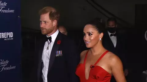 Meghan Markle a strălucit alături de Prințul Harry pe covorul roșu