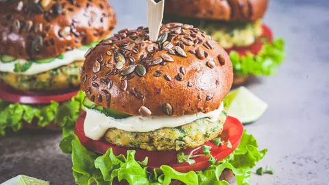 Burger vegetal. Cea mai simplă rețetă de burger vegetal